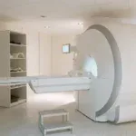 immagine di un macchinario per risonanza magnetica in uno studio medico