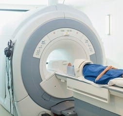 macchinario per risonanza magnetica con un paziente all'interno