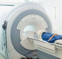 macchinario per risonanza magnetica con un paziente all'interno